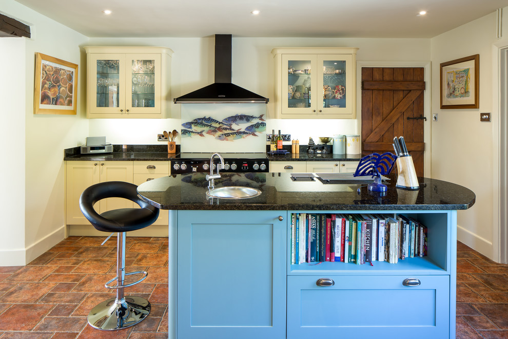 Inspiration för ett litet vintage linjärt kök, med en undermonterad diskho, luckor med infälld panel, en köksö och brunt golv