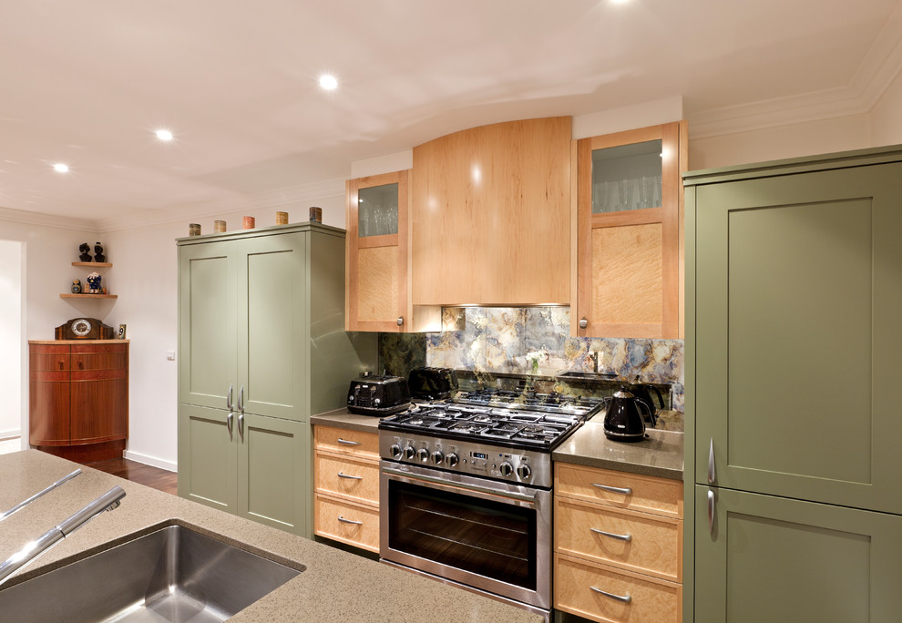 Moderne Küche mit Unterbauwaschbecken, Schrankfronten im Shaker-Stil, Küchengeräten aus Edelstahl, dunklem Holzboden und Kücheninsel in Melbourne