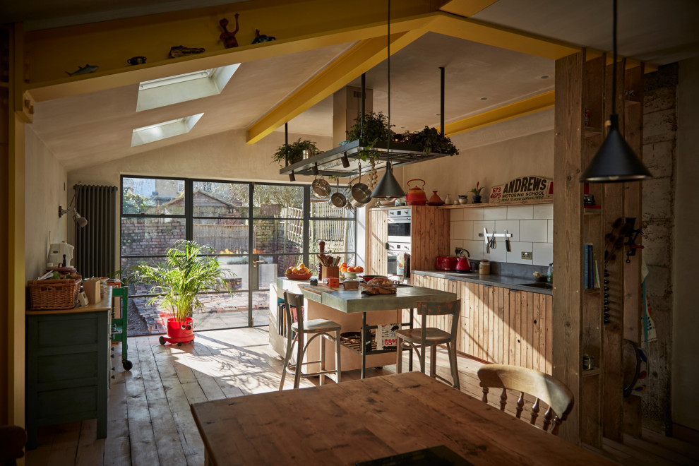 Стильный дизайн: кухня-гостиная в стиле рустика с фасадами с декоративным кантом, фасадами цвета дерева среднего тона и островом - последний тренд