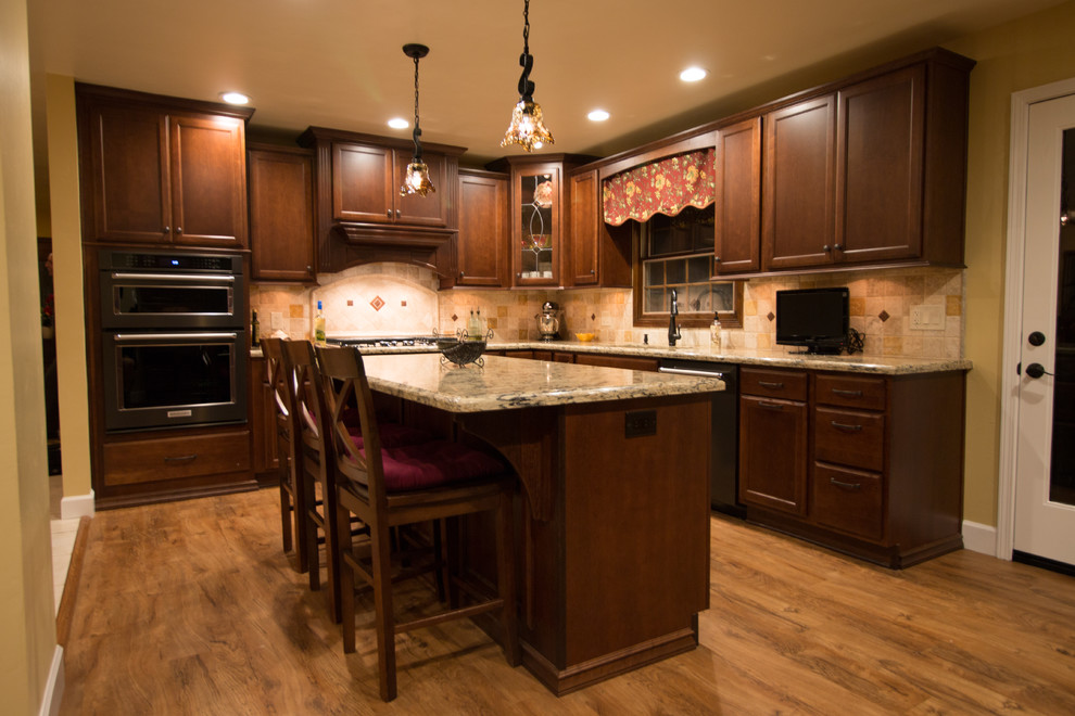 Nutmeg / Bradshaw Traditional Kitchen Other by Blue River