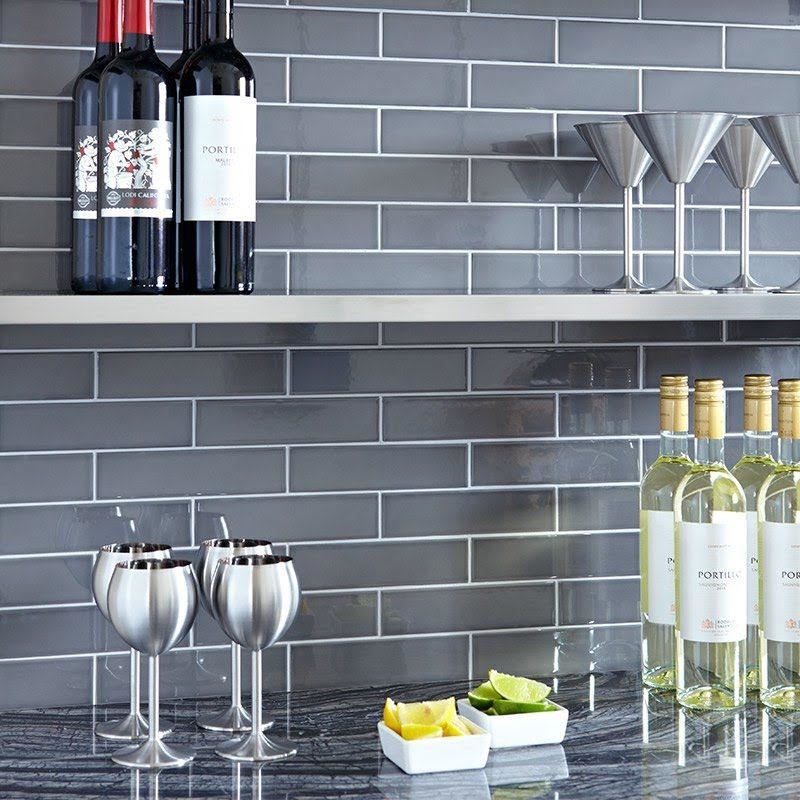 Immagine di una grande cucina minimalista con lavello stile country, ante con riquadro incassato, ante grigie, paraspruzzi bianco, elettrodomestici da incasso e pavimento in legno massello medio