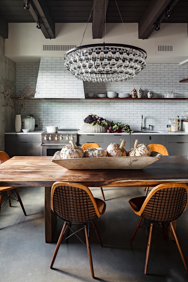 Foto di una cucina abitabile industriale con ante lisce, ante grigie, paraspruzzi bianco, paraspruzzi con piastrelle diamantate, elettrodomestici in acciaio inossidabile e lavello sottopiano