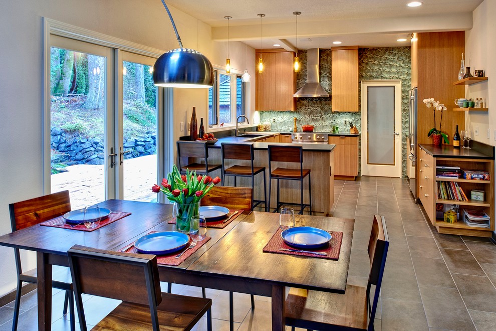 Idee per una cucina minimalista con ante lisce, ante in legno chiaro e paraspruzzi verde