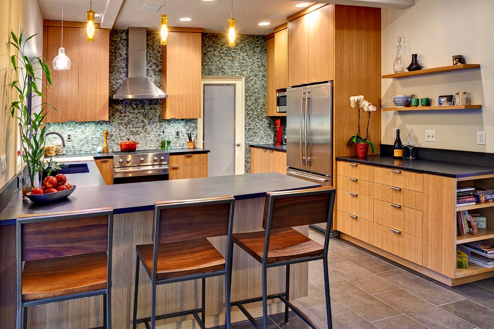Inspiration for a modern kitchen in Portland.