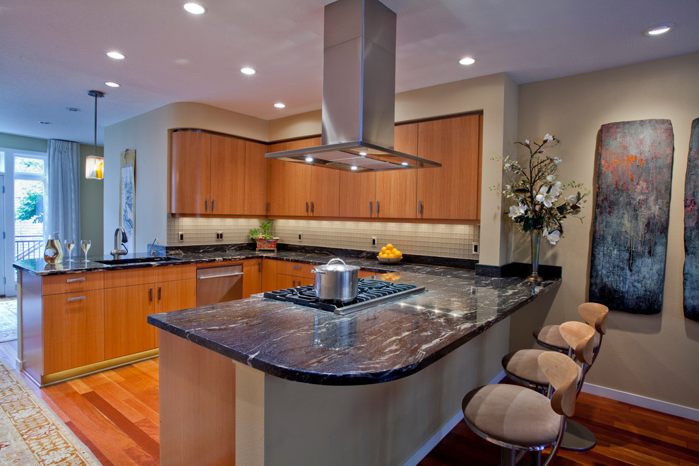 Immagine di una cucina ad U minimal con paraspruzzi con piastrelle di vetro, paraspruzzi bianco, ante lisce, ante in legno scuro e top in granito