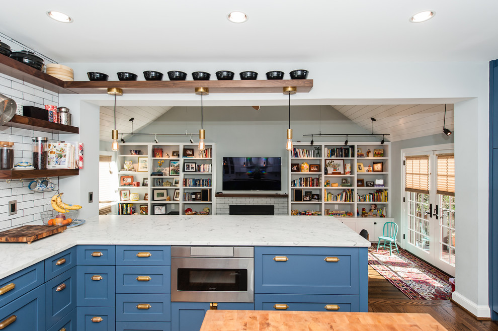 Idéer för att renovera ett mellanstort shabby chic-inspirerat kök, med en rustik diskho, luckor med infälld panel, blå skåp, marmorbänkskiva, vitt stänkskydd, stänkskydd i tunnelbanekakel, rostfria vitvaror, mörkt trägolv och en köksö