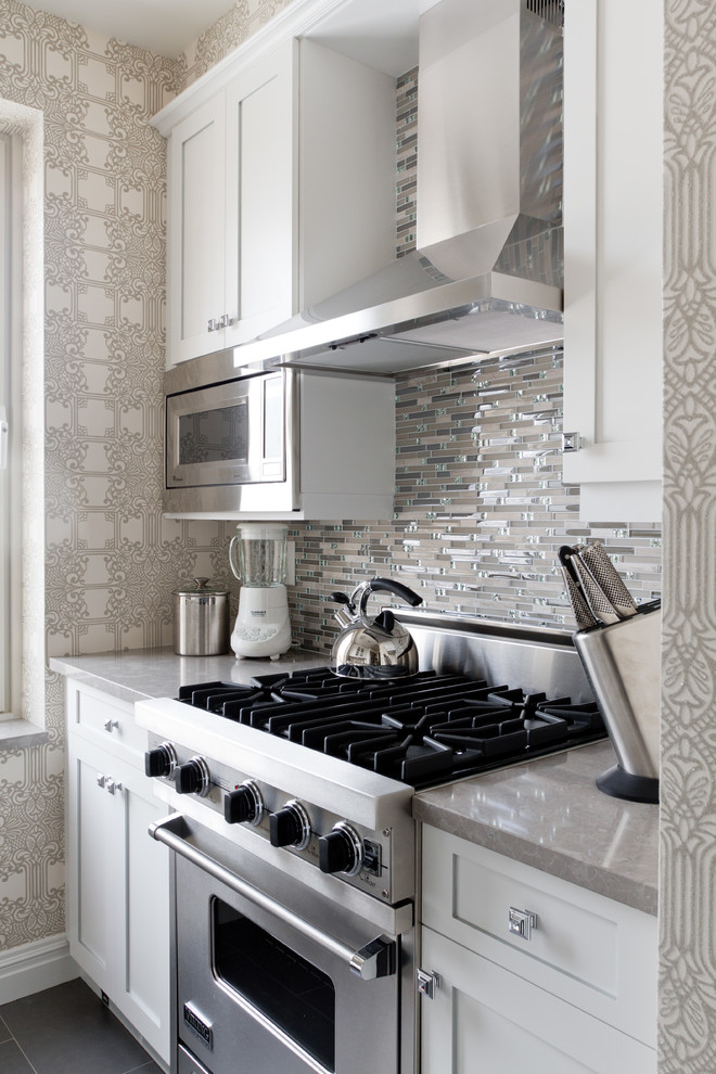 Kleine Klassische Küche mit Küchenrückwand in Grau und Tapete in New York