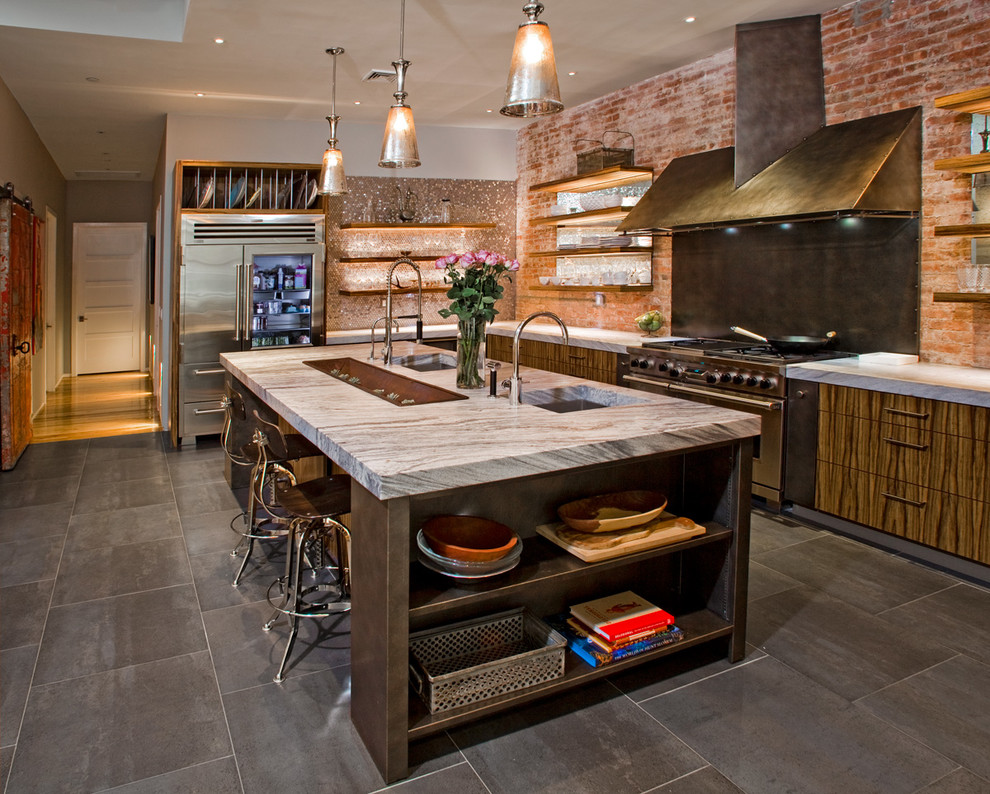Foto de cocina actual con electrodomésticos de acero inoxidable, armarios abiertos y puertas de armario de madera en tonos medios