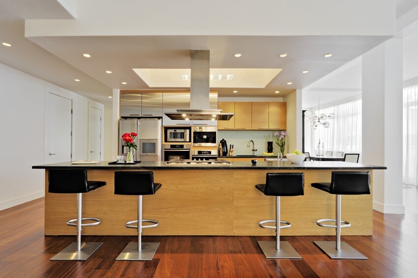 Immagine di una cucina abitabile contemporanea con top in granito, paraspruzzi bianco, paraspruzzi con piastrelle di vetro e elettrodomestici in acciaio inossidabile