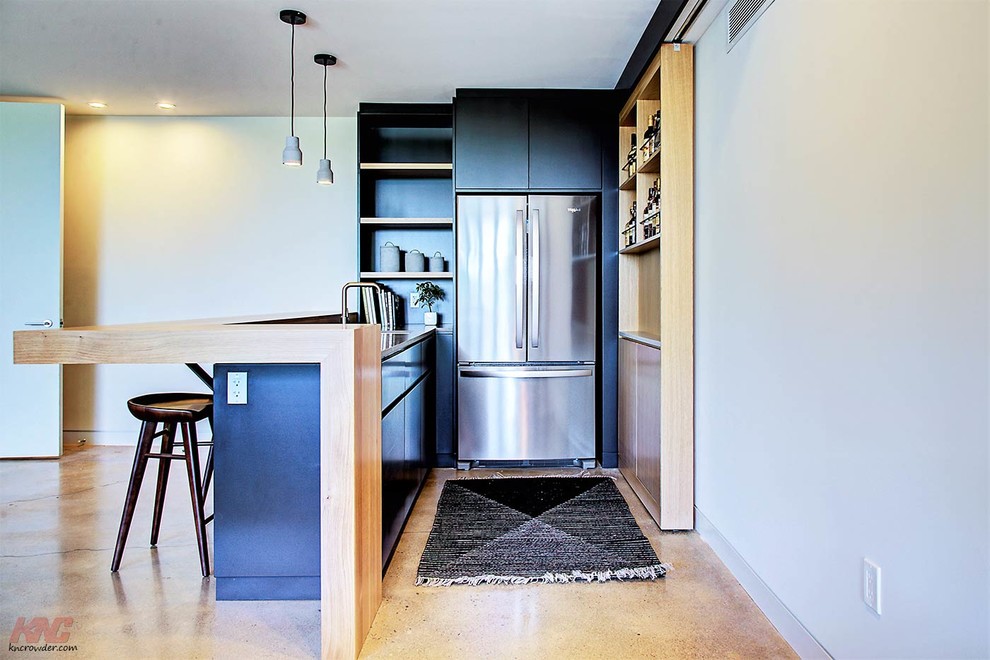Foto di un piccolo cucina con isola centrale contemporaneo con pavimento in cemento, pavimento beige e top grigio