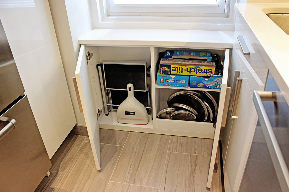 Imagen de cocina actual de tamaño medio con armarios con paneles lisos, puertas de armario blancas y electrodomésticos de acero inoxidable