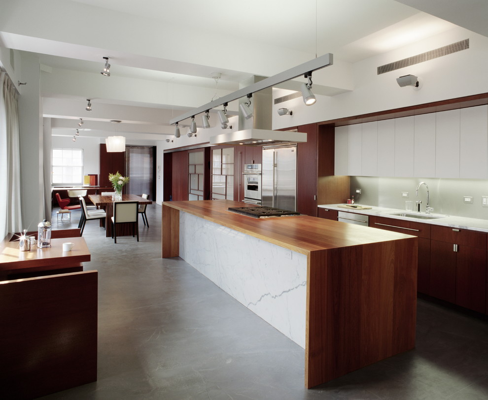 Zweizeilige Moderne Wohnküche mit Küchengeräten aus Edelstahl und Arbeitsplatte aus Holz in New York