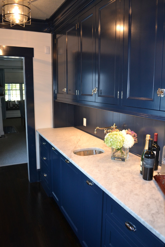 Foto på ett mellanstort vintage kök, med en enkel diskho, blå skåp, marmorbänkskiva, blått stänkskydd, stänkskydd i trä, rostfria vitvaror och mörkt trägolv