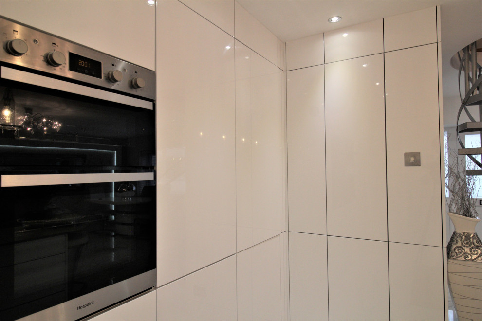 Imagen de cocina minimalista grande