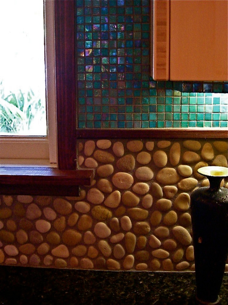Exemple d'une petite cuisine américaine parallèle asiatique avec un évier posé, un placard à porte plane, des portes de placard beiges, un plan de travail en granite, une crédence beige, une crédence en carrelage de pierre, un électroménager en acier inoxydable, un sol en bois brun et une péninsule.