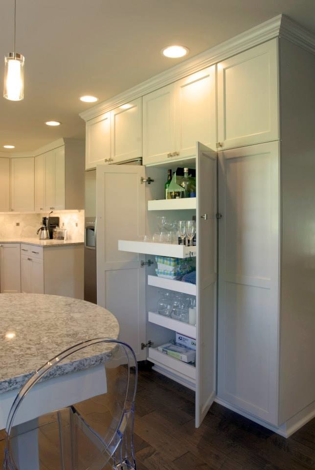 Exempel på ett avskilt, mellanstort modernt u-kök, med en undermonterad diskho, luckor med infälld panel, vita skåp, granitbänkskiva, beige stänkskydd, stänkskydd i porslinskakel, rostfria vitvaror och klinkergolv i porslin