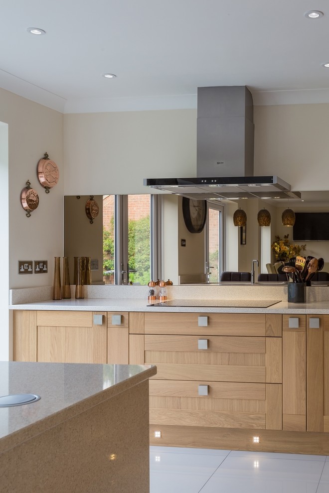 Esempio di una cucina chic di medie dimensioni con ante in stile shaker, ante in legno chiaro, top in quarzite, paraspruzzi a effetto metallico, paraspruzzi con lastra di vetro e penisola