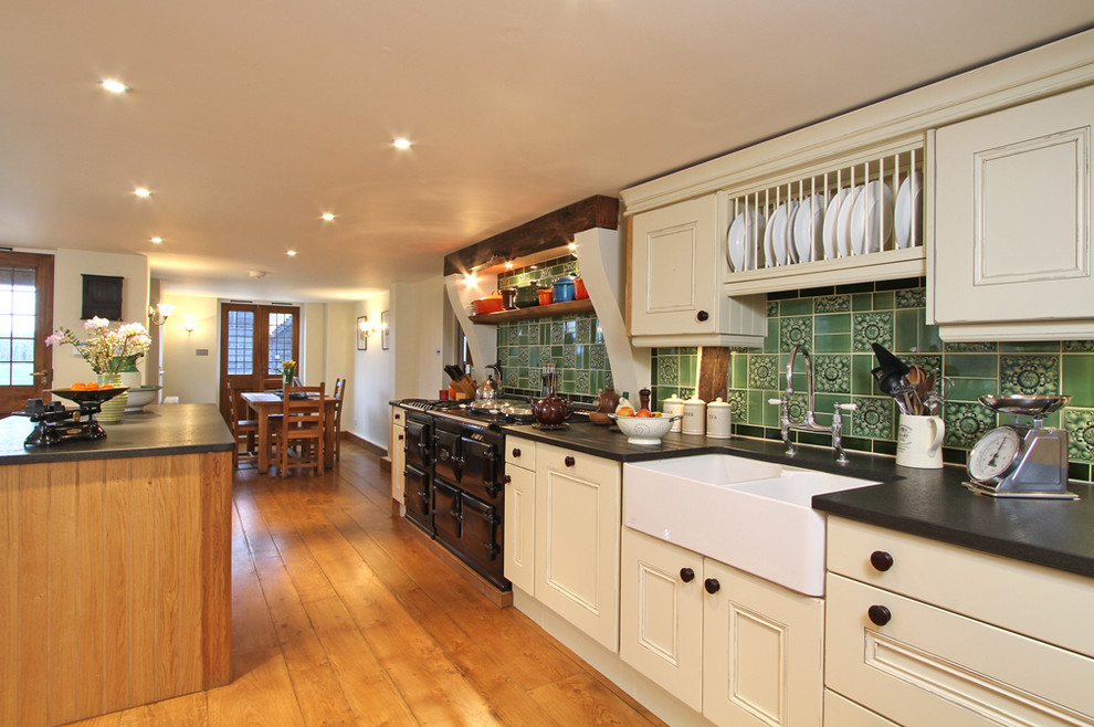 Elegant kitchen photo in Hampshire