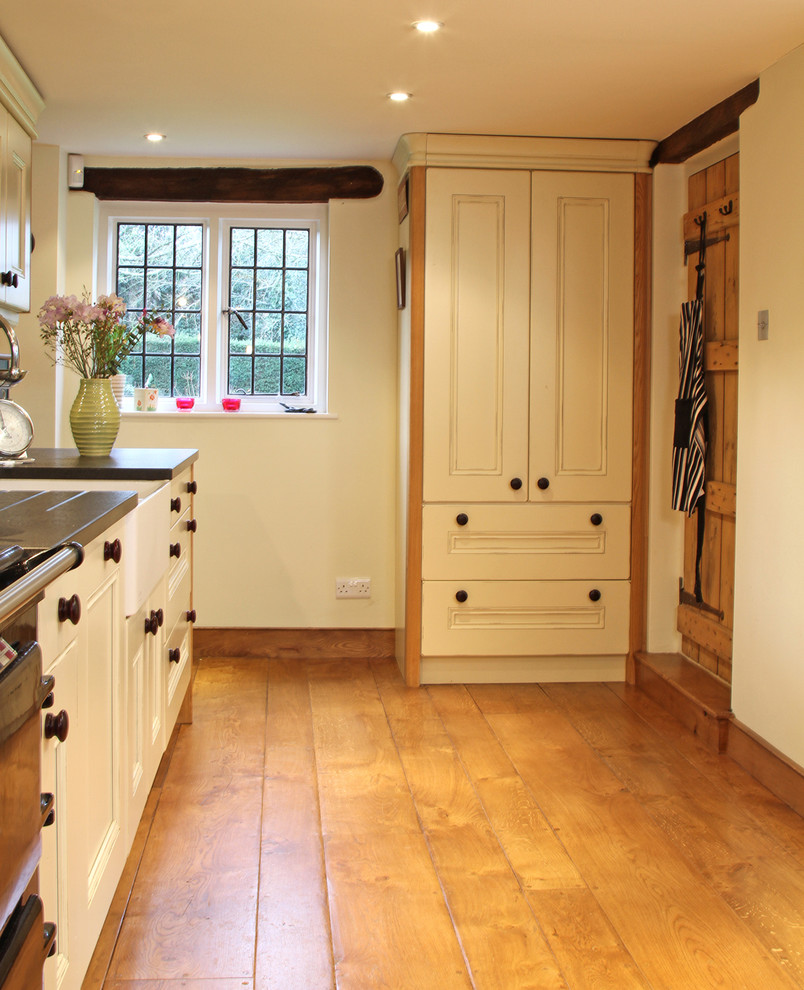 Inspiration for a timeless kitchen remodel in Hampshire