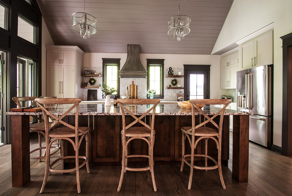 Idéer för ett stort klassiskt flerfärgad linjärt kök och matrum, med en rustik diskho, skåp i shakerstil, vita skåp, granitbänkskiva, grått stänkskydd, stänkskydd i keramik, rostfria vitvaror, mellanmörkt trägolv, en köksö och brunt golv