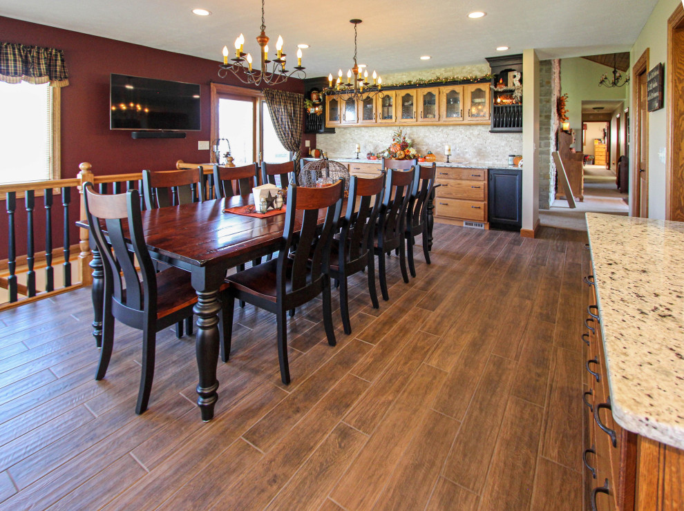 Esempio di una grande sala da pranzo aperta verso la cucina rustica con pavimento in gres porcellanato e pavimento marrone