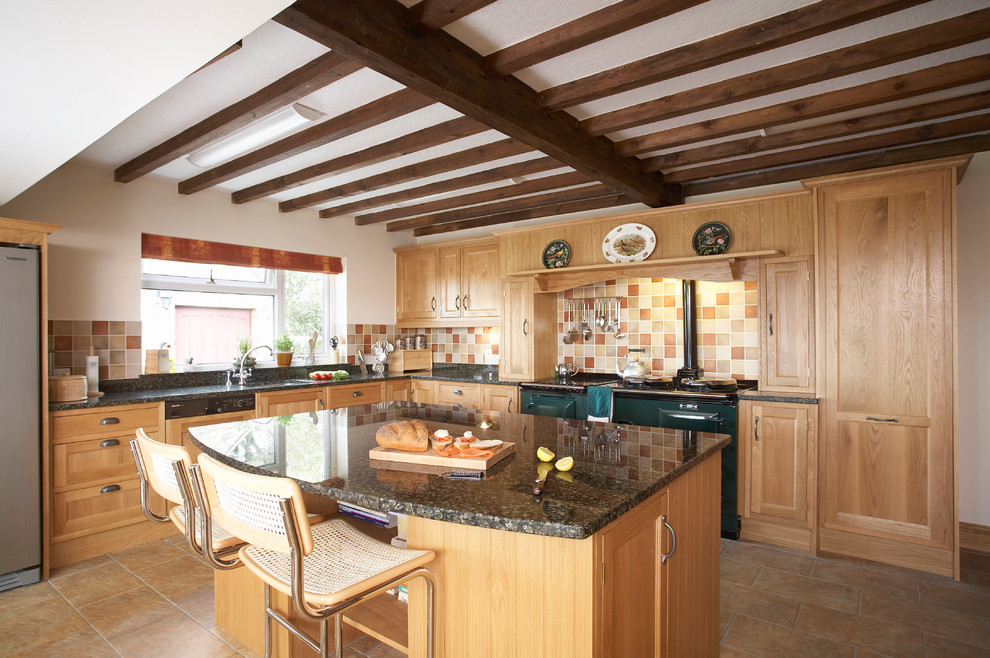 Foto di una cucina country con ante a filo, ante in legno scuro e top in granito