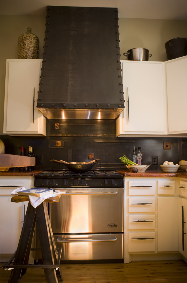Moderne Küche mit Kupfer-Arbeitsplatte in Charlotte