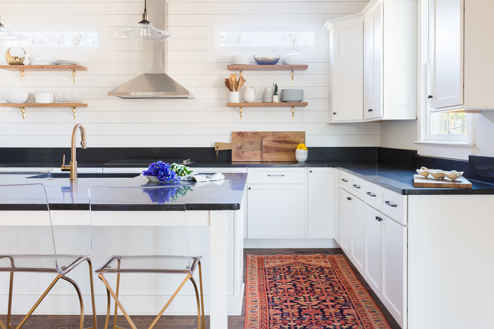 Aménagement d'une cuisine classique en L de taille moyenne avec un placard à porte shaker, un plan de travail en granite, une crédence blanche et îlot.