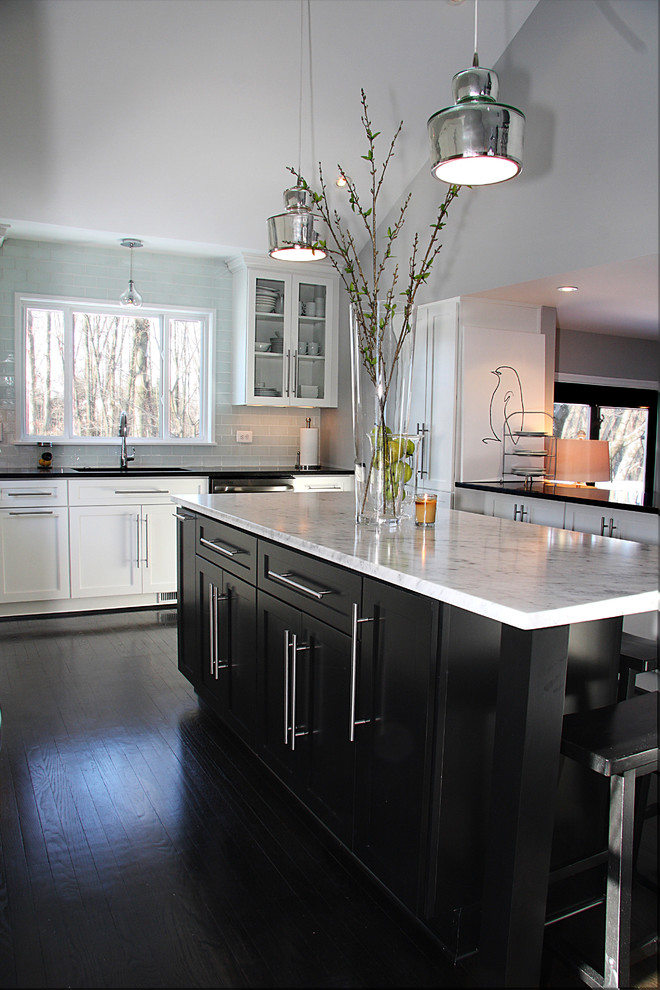 Immagine di una cucina classica con ante bianche, top in granito, paraspruzzi bianco e elettrodomestici in acciaio inossidabile
