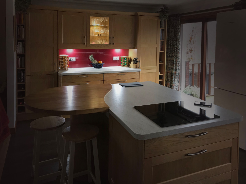Oak Kitchen with unusually shaped breakfast bar Moderno Cocina