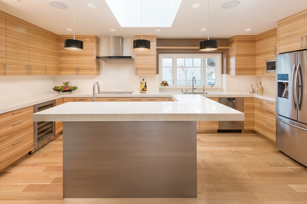 Moderne Küche in U-Form mit Unterbauwaschbecken, flächenbündigen Schrankfronten, hellen Holzschränken, Küchengeräten aus Edelstahl, hellem Holzboden und Kücheninsel in San Francisco