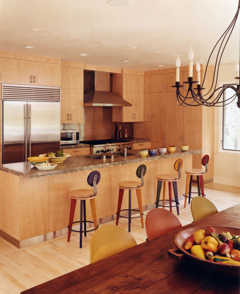 Идея дизайна: параллельная кухня в стиле модернизм с обеденным столом, плоскими фасадами и светлыми деревянными фасадами