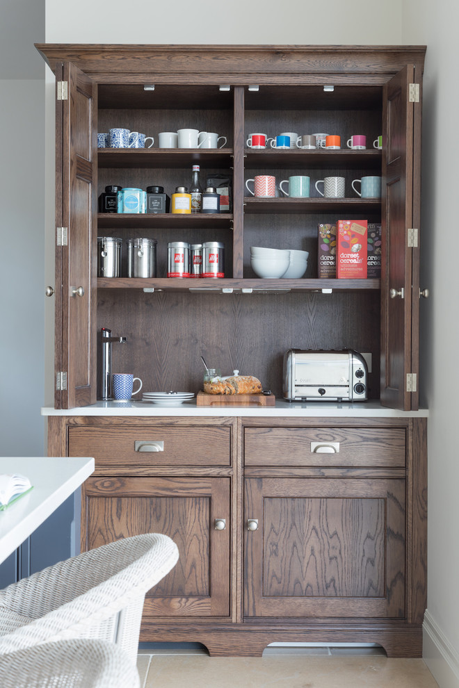 Diseño de cocina comedor tradicional renovada de tamaño medio