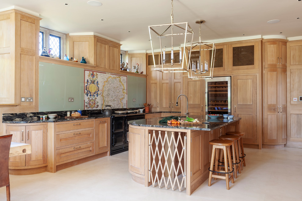Foto på ett stort vintage flerfärgad kök, med en rustik diskho, skåp i shakerstil, skåp i ljust trä, granitbänkskiva, flerfärgad stänkskydd, glaspanel som stänkskydd, integrerade vitvaror, kalkstensgolv, en köksö och beiget golv