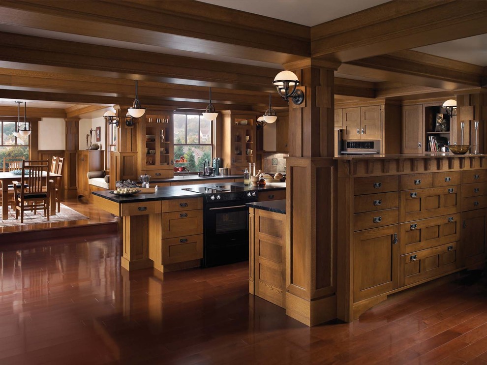 Exempel på ett stort amerikanskt kök, med rostfria vitvaror, mörkt trägolv, en köksö, en undermonterad diskho, skåp i shakerstil, skåp i mellenmörkt trä, bänkskiva i täljsten, beige stänkskydd och stänkskydd i porslinskakel