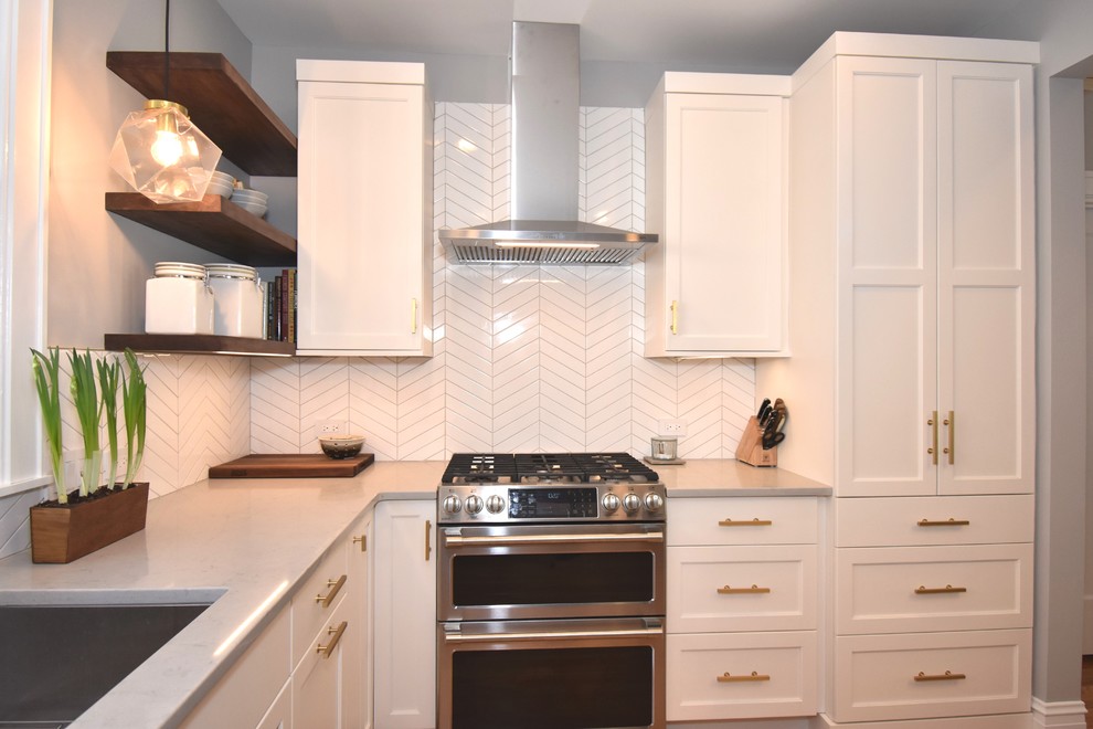 Inredning av ett modernt mellanstort grå grått kök, med skåp i shakerstil, vita skåp, bänkskiva i kvarts, vitt stänkskydd, stänkskydd i keramik, rostfria vitvaror, mellanmörkt trägolv, en halv köksö och brunt golv