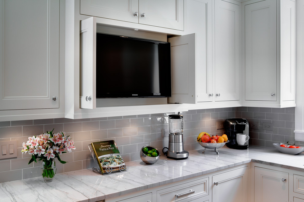 Example of a classic kitchen design in Chicago with subway tile backsplash and quartzite countertops