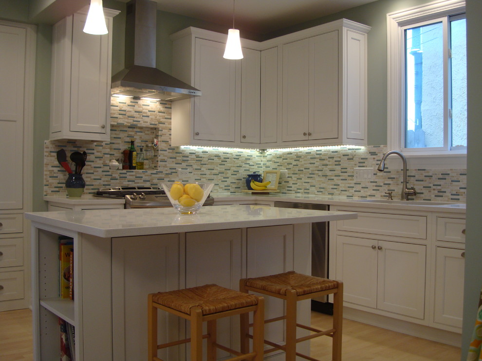 Foto di una cucina classica di medie dimensioni con ante a filo, ante bianche e top in granito