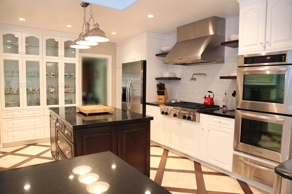 Свежая идея для дизайна: кухня в классическом стиле с стеклянными фасадами - отличное фото интерьера