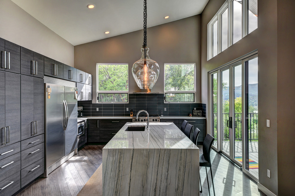 Exempel på ett stort modernt grå grått kök, med släta luckor, bambugolv, en köksö, en undermonterad diskho, rostfria vitvaror, brunt golv, blått stänkskydd, grå skåp, bänkskiva i kvarts och stänkskydd i glaskakel