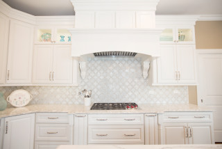 Kitchen with Diamond-shaped Tile Backsplash and Stainless Steel Range Hood   Kitchen backsplash designs, Replacing kitchen countertops, Traditional  kitchen design