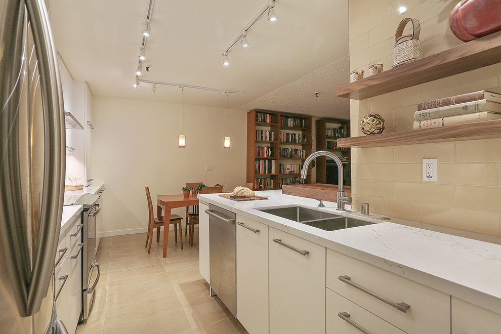 Esempio di una cucina design di medie dimensioni con ante lisce, ante bianche, top piastrellato, paraspruzzi marrone e paraspruzzi con piastrelle in ceramica