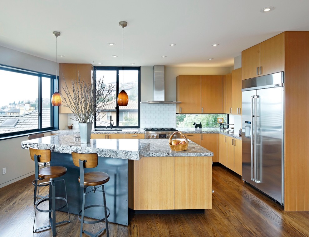 Moderne Küche in L-Form mit Unterbauwaschbecken, flächenbündigen Schrankfronten, hellbraunen Holzschränken, Küchenrückwand in Weiß, Küchengeräten aus Edelstahl, dunklem Holzboden und Kücheninsel in San Francisco