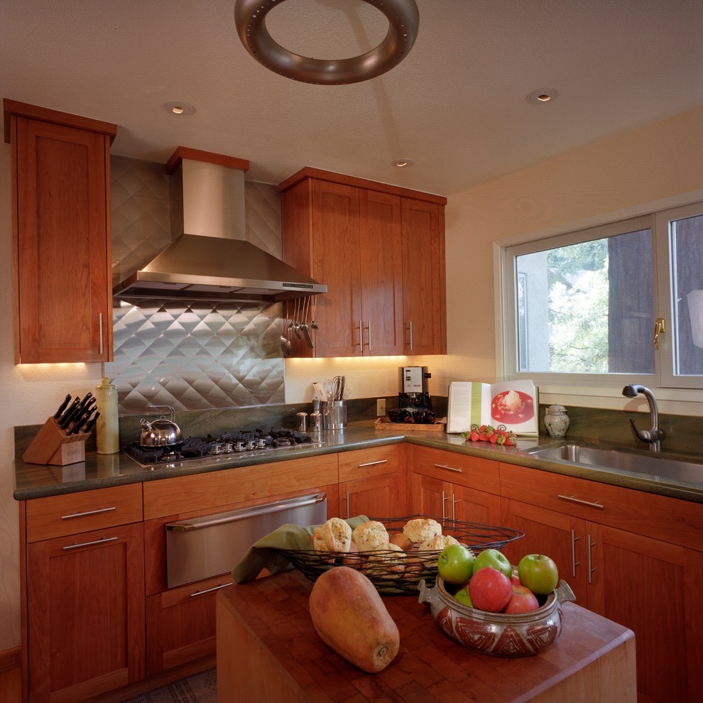 Kleine Moderne Küche mit Schrankfronten mit vertiefter Füllung, Marmor-Arbeitsplatte, Küchengeräten aus Edelstahl und braunem Holzboden in San Francisco