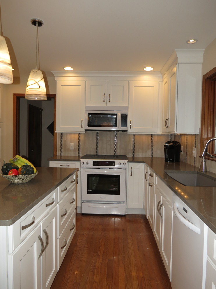 Oakland Twp Mid Continent Kitchen Modern Kitchen Detroit by