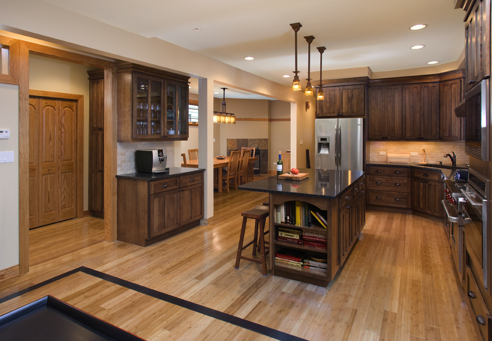 Kitchen - traditional kitchen idea in Chicago