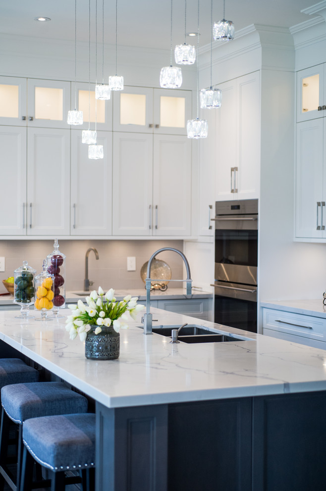 Große Moderne Wohnküche in L-Form mit Unterbauwaschbecken, Marmor-Arbeitsplatte, Küchengeräten aus Edelstahl, Kücheninsel, Schrankfronten mit vertiefter Füllung, weißen Schränken und weißer Arbeitsplatte in Toronto