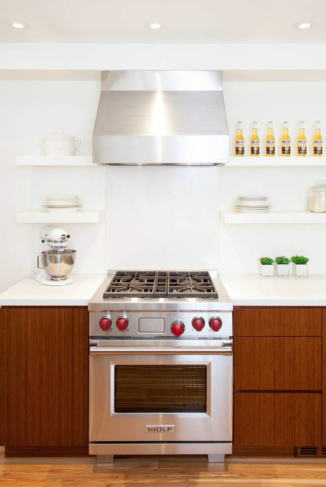 Foto di un cucina con isola centrale contemporaneo con lavello stile country e elettrodomestici in acciaio inossidabile