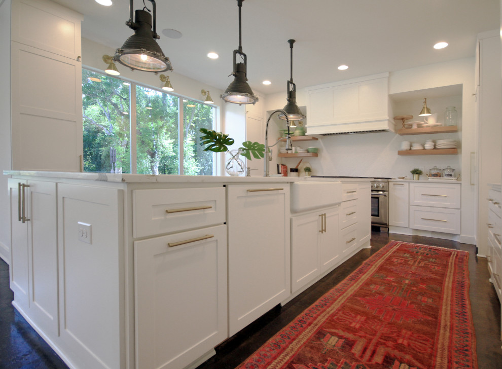 Bild på ett stort vintage vit vitt kök och matrum, med en rustik diskho, skåp i shakerstil, vita skåp, bänkskiva i kvarts, vitt stänkskydd, stänkskydd i tegel, integrerade vitvaror, betonggolv, en köksö och grått golv