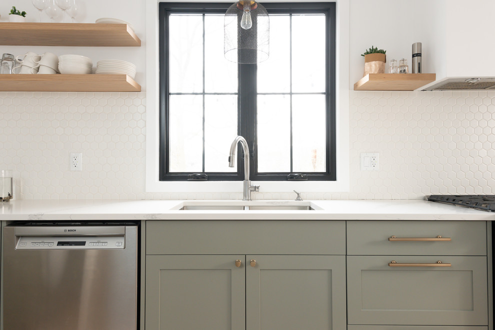 Exempel på ett mellanstort modernt vit vitt kök, med en undermonterad diskho, skåp i shakerstil, grå skåp, vitt stänkskydd, stänkskydd i mosaik, rostfria vitvaror, mellanmörkt trägolv och brunt golv